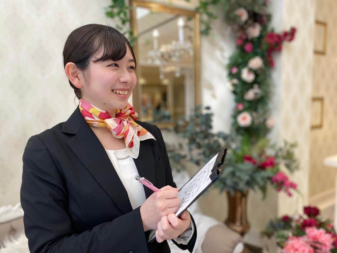 東京ウェディングカレッジのインスタグラム：「. 【在校生インタビュー】 ウェディング科ウェディングプランナー専攻１年生  Q.この分野・学校を選んだ理由を教えてください ▶︎幼少期から音楽や舞台が好きで、私も人々に感動を与える立場になりたいと思い、ブライダル業界を目指しました。TWHは少人数のクラス担任制で、一人ひとりサポートしてもらえる環境が他校と大きく違い、この学校を選びました。  Q.TWHの魅力、高校生へのアドバイス ▶︎同じ夢を持った仲間と出会う事ができるし、担任の先生が一人ひとりしっかりサポートしてくれます。 どんな社会人になりたいか、将来自分が働いているイメージを膨らませる事が大事！少しでも興味があれば、資料請求をしてみたり、実際の行動に移してみましょう！  ------------------------------------  資料請求やオープンキャンパスお申し込みは TOP画面URLからご覧いただけます💁🏻‍♀️ @weddingcollege  . . #東京ウェディングホテル専門学校 #TWH #ウェディングプランナー科[3年制] #ウェディング科[2年制] #ウェディングプランナー 専攻 #ドレススタイリスト 専攻 #ブライダルフラワー 専攻 #ブライダルフォト 専攻 #ウェディング専門学校　#ブライダル専門学校 #高3  #高2  #高1」