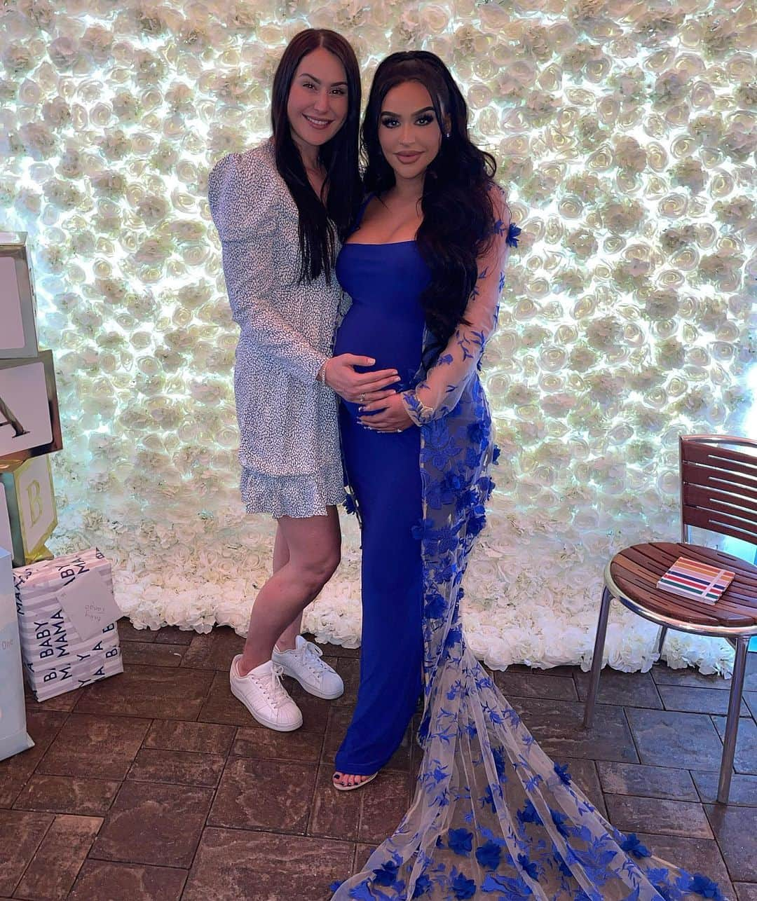 Carli Bybelさんのインスタグラム写真 - (Carli BybelInstagram)「💙👶🏻Today was amazing!!!! Thank you so much to my mommy @jodirae_35 & sister @innerbeautybybel for throwing me the most beautiful baby shower!!!😩🙏🏼 Thank you so much to @kimikouture for making my vision come to life with this amazing outfit! Thank you @senadakxo for my beautiful  hair and of course thank you to all my amazing family and friends who came out to celebrate us today! Baby is so loved already😭😩💙 love you all to the moon & back! #grateful 🌙」3月1日 10時56分 - carlibel