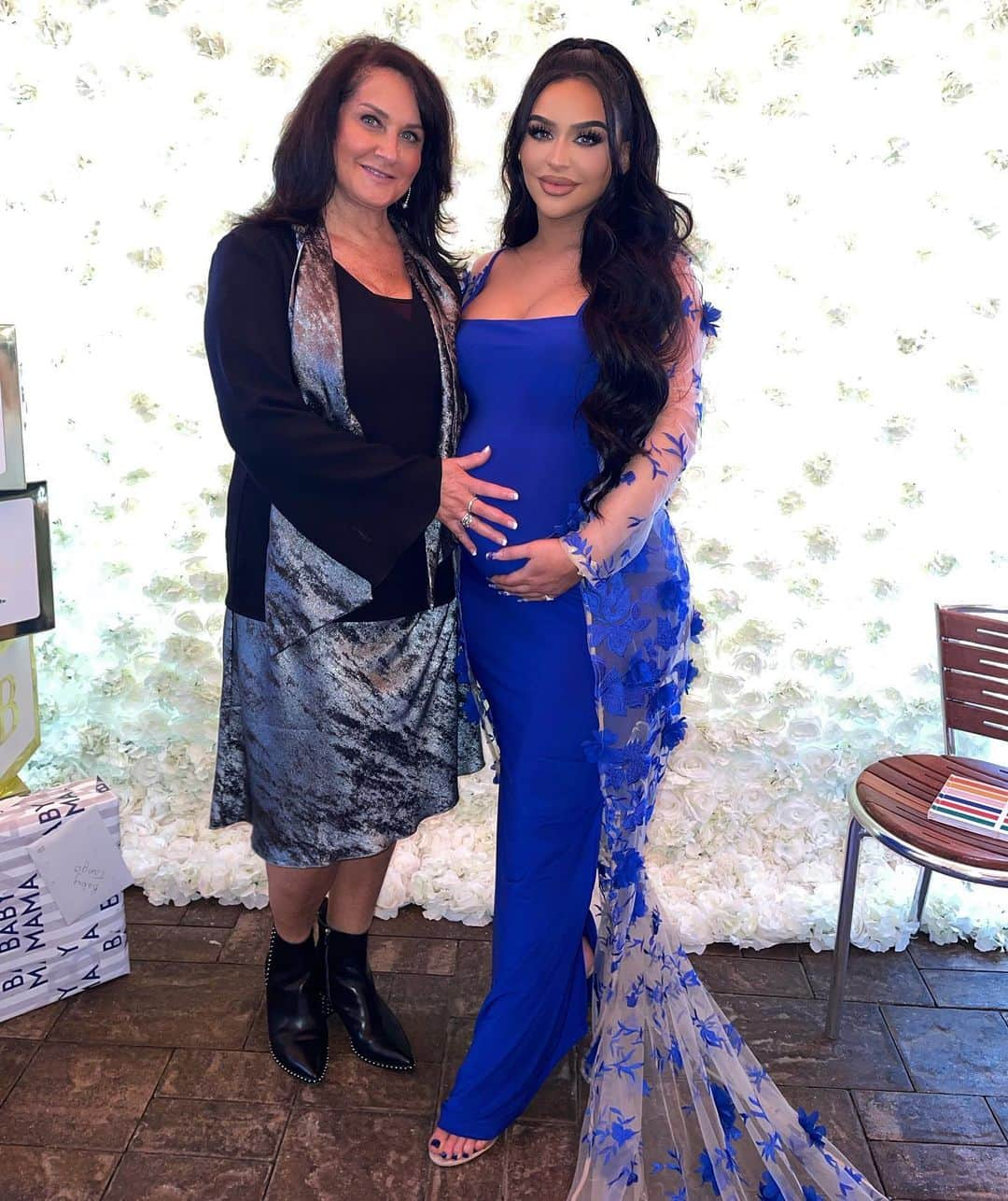 Carli Bybelさんのインスタグラム写真 - (Carli BybelInstagram)「💙👶🏻Today was amazing!!!! Thank you so much to my mommy @jodirae_35 & sister @innerbeautybybel for throwing me the most beautiful baby shower!!!😩🙏🏼 Thank you so much to @kimikouture for making my vision come to life with this amazing outfit! Thank you @senadakxo for my beautiful  hair and of course thank you to all my amazing family and friends who came out to celebrate us today! Baby is so loved already😭😩💙 love you all to the moon & back! #grateful 🌙」3月1日 10時56分 - carlibel