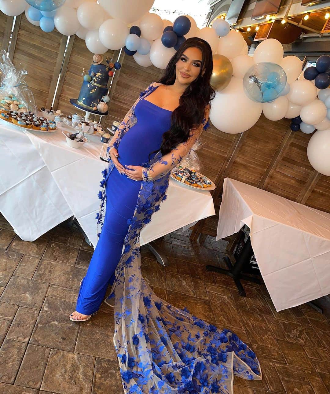 Carli Bybelさんのインスタグラム写真 - (Carli BybelInstagram)「💙👶🏻Today was amazing!!!! Thank you so much to my mommy @jodirae_35 & sister @innerbeautybybel for throwing me the most beautiful baby shower!!!😩🙏🏼 Thank you so much to @kimikouture for making my vision come to life with this amazing outfit! Thank you @senadakxo for my beautiful  hair and of course thank you to all my amazing family and friends who came out to celebrate us today! Baby is so loved already😭😩💙 love you all to the moon & back! #grateful 🌙」3月1日 10時56分 - carlibel