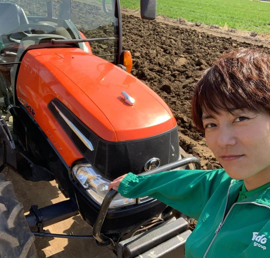 杉浦太陽さんのインスタグラム写真 - (杉浦太陽Instagram)「トラクター🚜運転して、 畑を耕しまくってます！！  @sugiurataiyou_official  #トラクター運転 #ガチ畑 #トラクター運転も慣れたもんだ^ - ^ #農業 #野菜作り」3月1日 10時58分 - sugiurataiyou_official