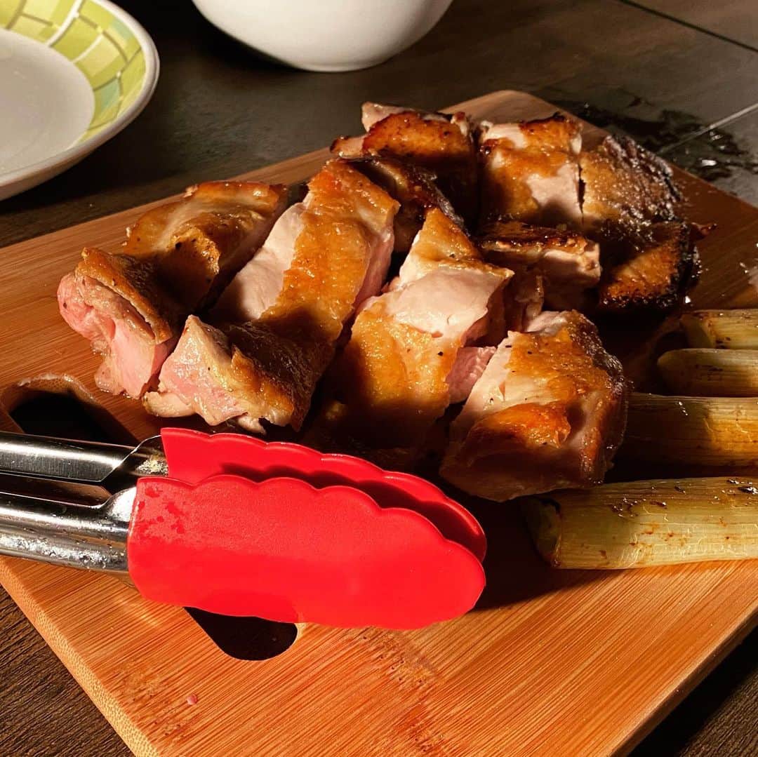 植草克秀のインスタグラム：「チキンはシンプルに焼いて、バルサミコで食べるのがうまい！  #植草克秀  #katsuhideuekusa  #キャンプ #キャンプ飯」
