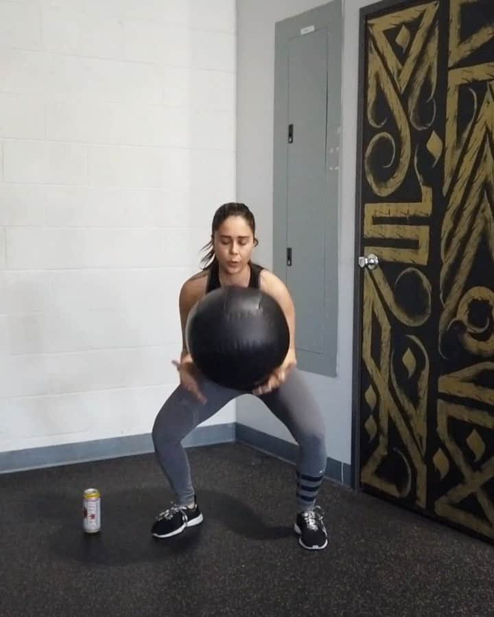 Tianna Gregoryのインスタグラム：「Some fun medicine ball workouts 💥 Powered by @Stoked.Beverage #StokedEnergy #EnergyDrink Follow the inventor @BangEnergy.CEO #BangEnergy」