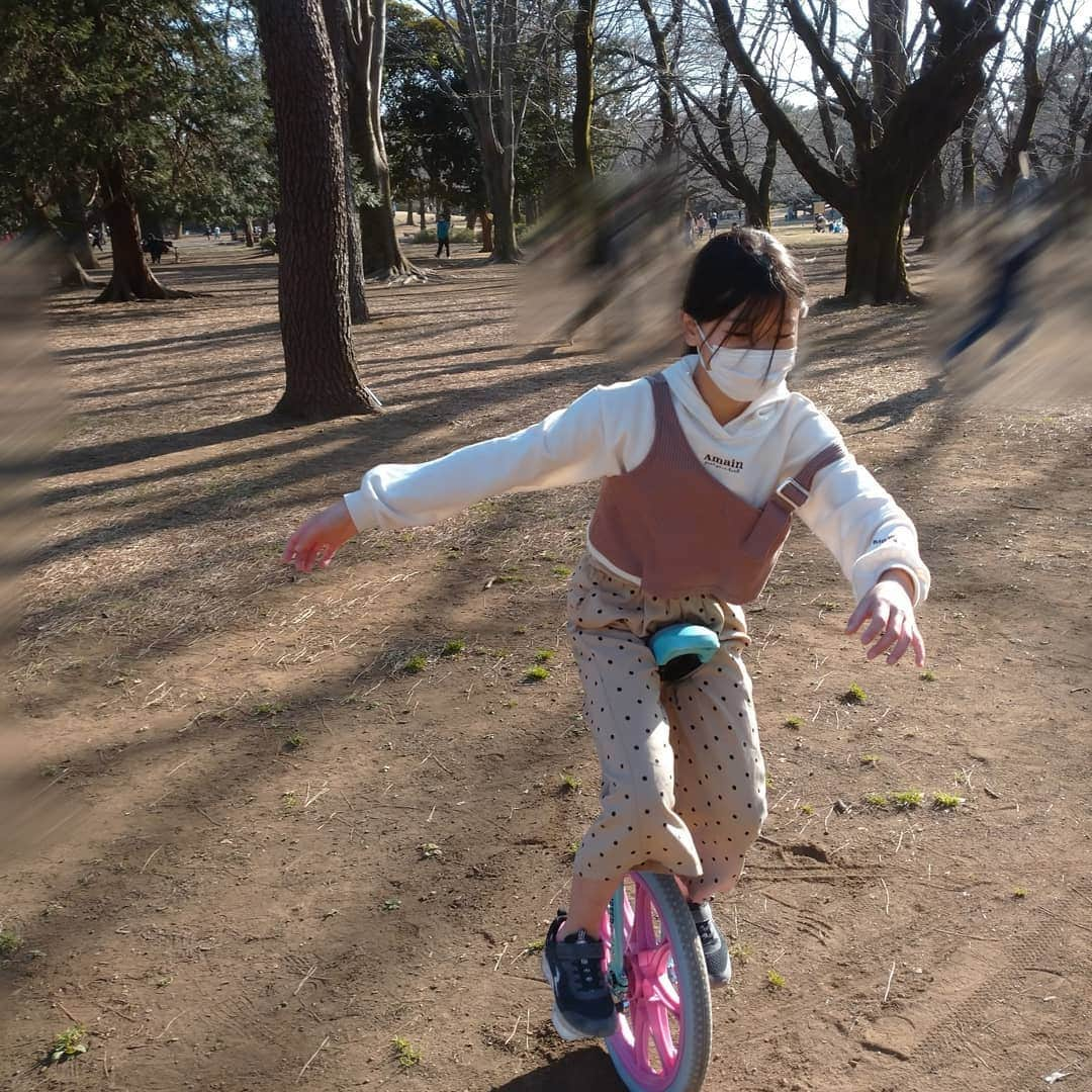 脇知弘さんのインスタグラム写真 - (脇知弘Instagram)「昨日は娘ちゃんと二人で公園デート❤️👫❤️  お誕生日に買った一輪車を披露してくれました🎵  小学校でお友達と一輪車を練習して乗れるようになり 今ではスイスイと昨日もずっと乗ってました😆  公園までは近所なので自転車でいきましたが、ちょっと前までは自転車も危なっかしくてゆっくりと行っていたのですが久しぶりに自転車に乗っている姿をみたらスイスイスイスイと一人前に進んでいくではありませんか😆  トトはめっちゃ感動です😢  気づいたら、気づいたらどんどん成長している娘ちゃんに❤️  三時間位ノンストップで一輪車や遊具で遊んでいる娘ちゃん😅  子供の体力は凄すぎますね💦  帰り際に 「今日は楽しかった～トトまた遊ぼうな」  嬉しくて疲れがぶっとんだトトでした❤️  #脇知弘  #娘ちゃん  #公園デート  #一輪車  #自転車  #今日は楽しかった  #ノンストップ  #体力無限  #お誕生日」3月1日 11時09分 - t_waki_at