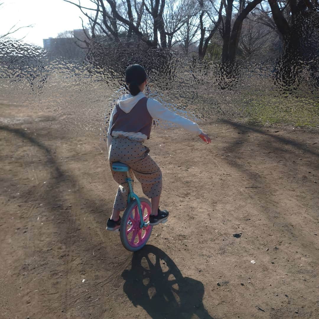 脇知弘さんのインスタグラム写真 - (脇知弘Instagram)「昨日は娘ちゃんと二人で公園デート❤️👫❤️  お誕生日に買った一輪車を披露してくれました🎵  小学校でお友達と一輪車を練習して乗れるようになり 今ではスイスイと昨日もずっと乗ってました😆  公園までは近所なので自転車でいきましたが、ちょっと前までは自転車も危なっかしくてゆっくりと行っていたのですが久しぶりに自転車に乗っている姿をみたらスイスイスイスイと一人前に進んでいくではありませんか😆  トトはめっちゃ感動です😢  気づいたら、気づいたらどんどん成長している娘ちゃんに❤️  三時間位ノンストップで一輪車や遊具で遊んでいる娘ちゃん😅  子供の体力は凄すぎますね💦  帰り際に 「今日は楽しかった～トトまた遊ぼうな」  嬉しくて疲れがぶっとんだトトでした❤️  #脇知弘  #娘ちゃん  #公園デート  #一輪車  #自転車  #今日は楽しかった  #ノンストップ  #体力無限  #お誕生日」3月1日 11時09分 - t_waki_at