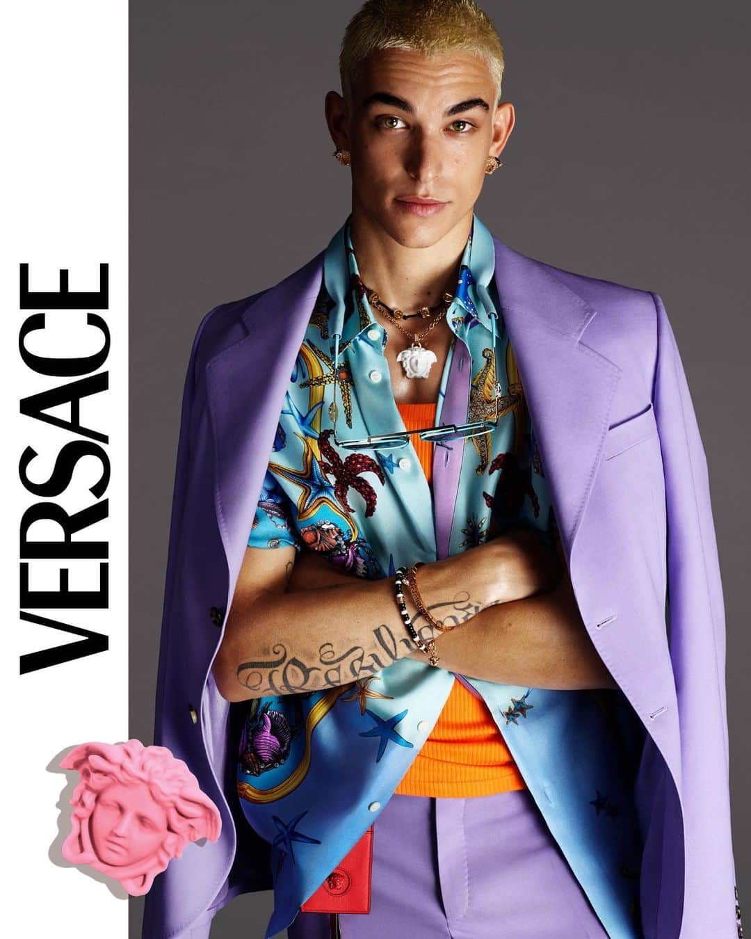 ジャンニヴェルサーチのインスタグラム：「Strong suit - #VersaceSS21 menswear champions bold color. @thesimonebricchi presents the new collection.   Learn more at the link in bio. #VersaceLaMedusa」