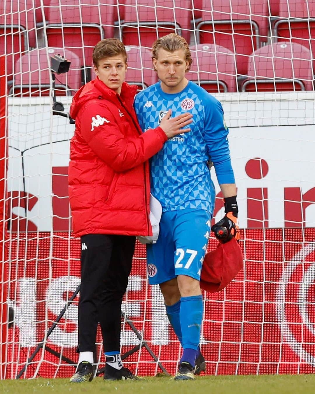 1.FSVマインツ05さんのインスタグラム写真 - (1.FSVマインツ05Instagram)「Wir gewinnen zusammen! Wir verlieren zusammen! 🔴⚪️ Kopf hoch, Robin! 👊🏼 #mainz05」3月1日 2時18分 - 1fsvmainz05