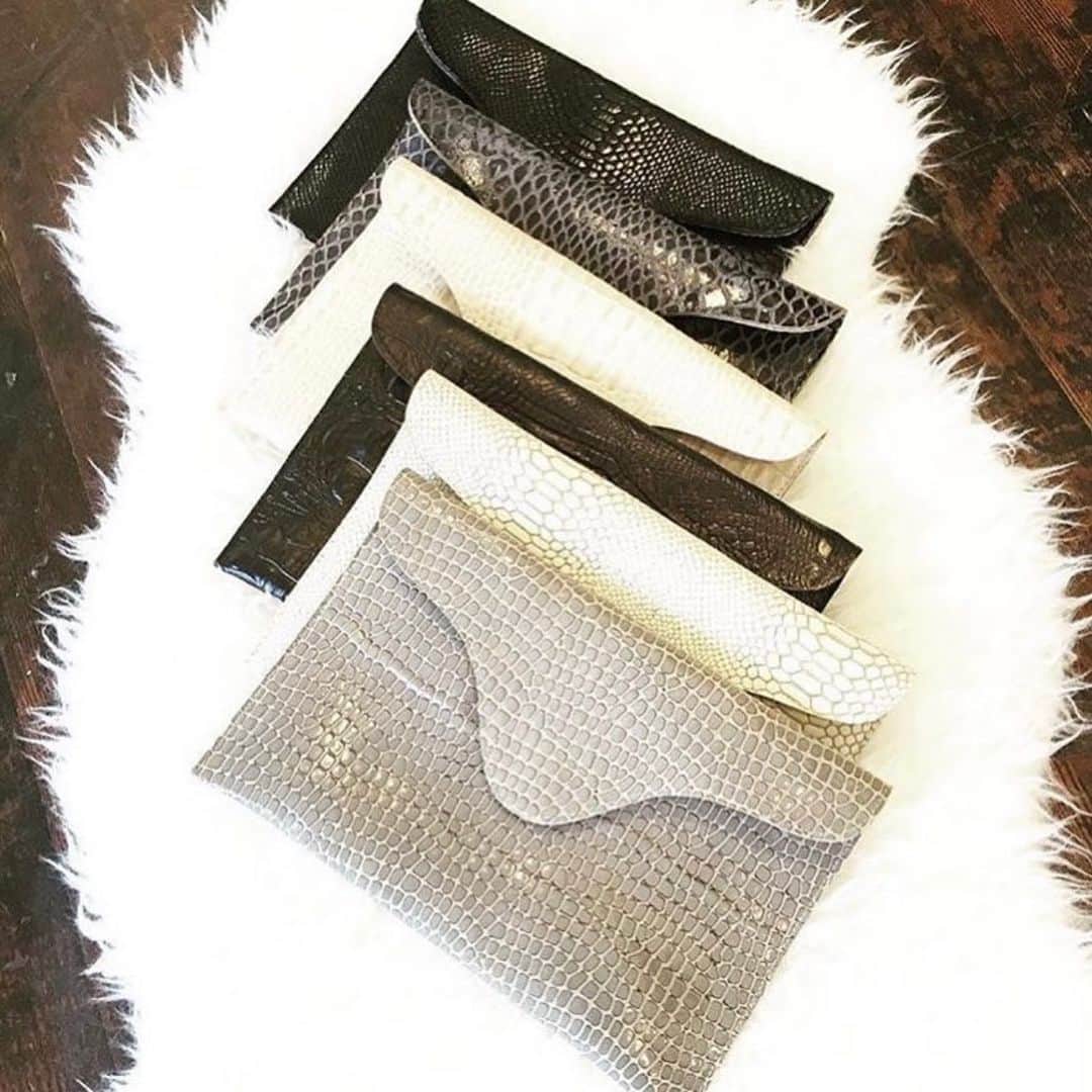 jjウィンタースのインスタグラム：「Our best-selling Blake Clutches in just a few of our favorite embossed leathers!」