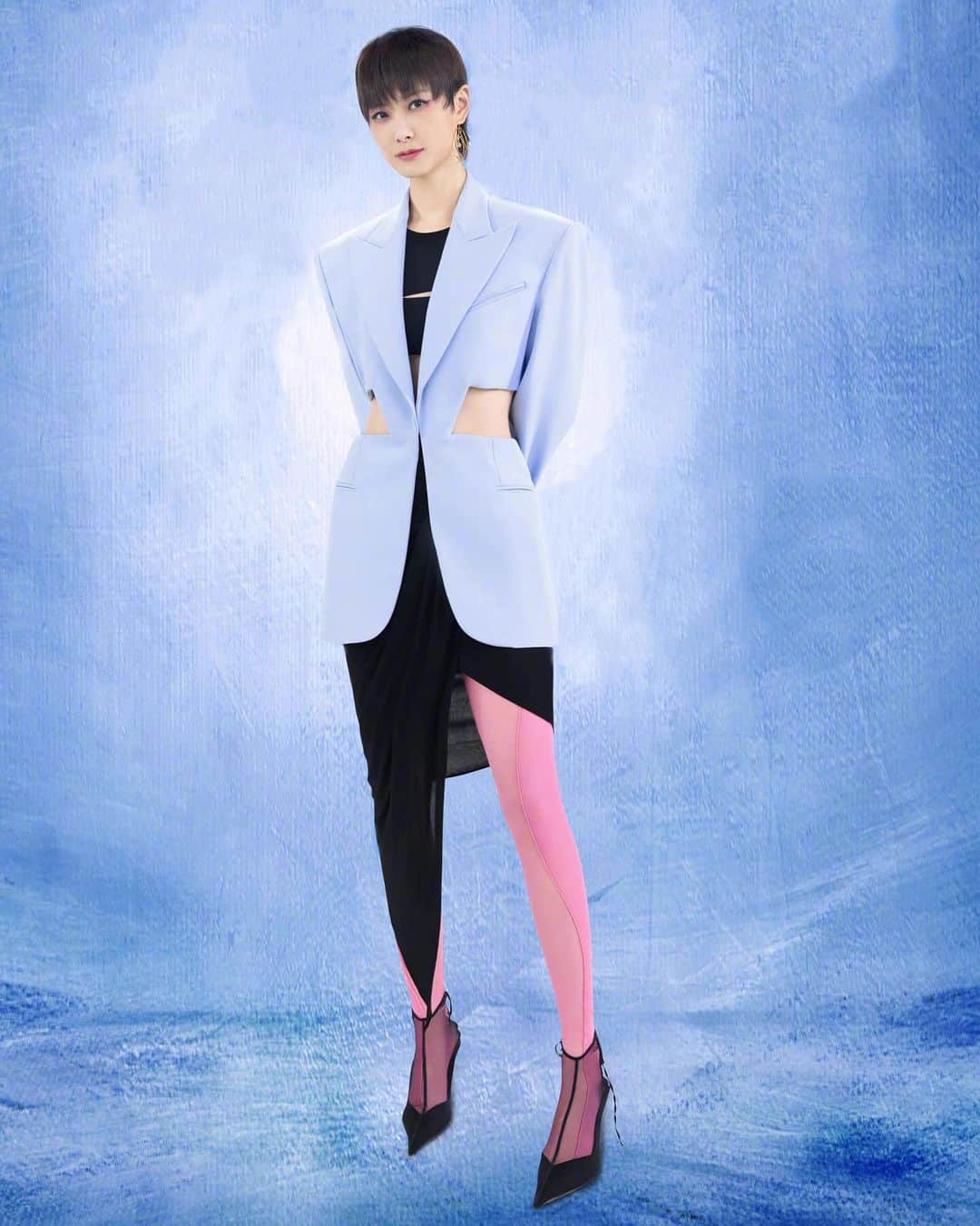 のインスタグラム：「@urnotchrislee wears MUGLER Spring Summer Part 01 by @cadwallader for the promotion of the TV show #YouthwithYou   - - Stylist @the1207official  #mugler #liyuchun #李宇春」