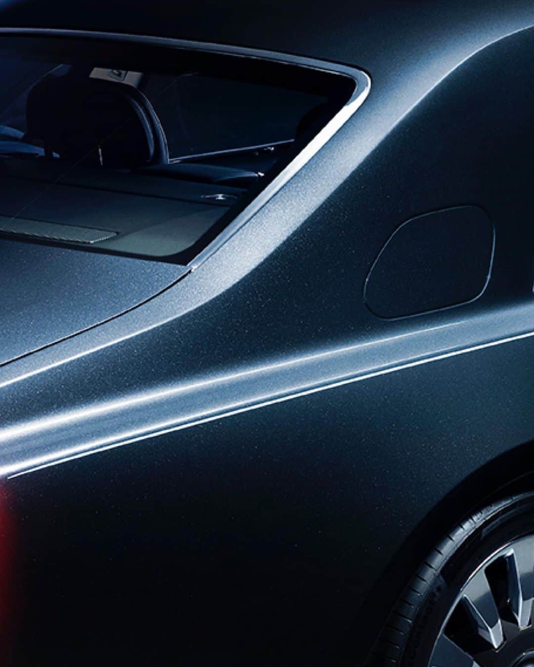 ロールス・ロイスのインスタグラム：「#PhantomTempus is painted Kairos Blue — a Bespoke shade evoking the deep cosmic beyond. In ancient Greek, the word ‘Kairos’ translates to ‘a single, opportune moment’.   Discover #PhantomTempus now; link in bio.   #RollsRoycePhantom  — NEDC (combined): CO2 emission: 329-328 g/km; Fuel consumption: 19.5-19.6 mpg / 14.5-14.4 l/100km. WLTP (combined): CO2 emission: 356-341 g/km; Fuel consumption: 18.0-18.8 mpg / 15.7-15.0 l/100km.」