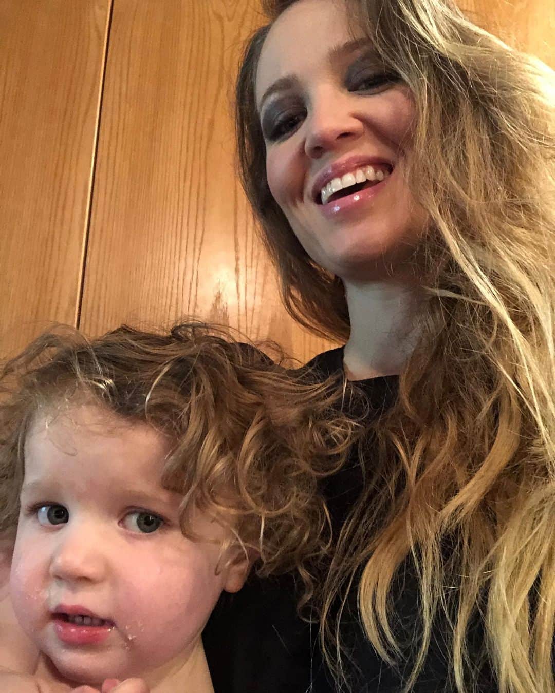 エリカ・クリステンセンのインスタグラム：「BEFORE / AFTER.  Before, before, before, before... after, after, after, after.  Allegedly Polly not only approved of her sister cutting her hair but requested it. I must say, Shane did a remarkable job in spite of kid scissors. These two were just a few steps away in the other room. Shane came in and announced, “Polly’s hair is a little bit shorter”. We tried to be mad but... It’s chic as hell. She even cleaned up the mess! We had to exhume the evidence from the trash can. And when we discussed not doing anything permanent without Mom and Dad, Shane said, “it grows back...”. Little sh*t is so smart 😆 #miafarrow」