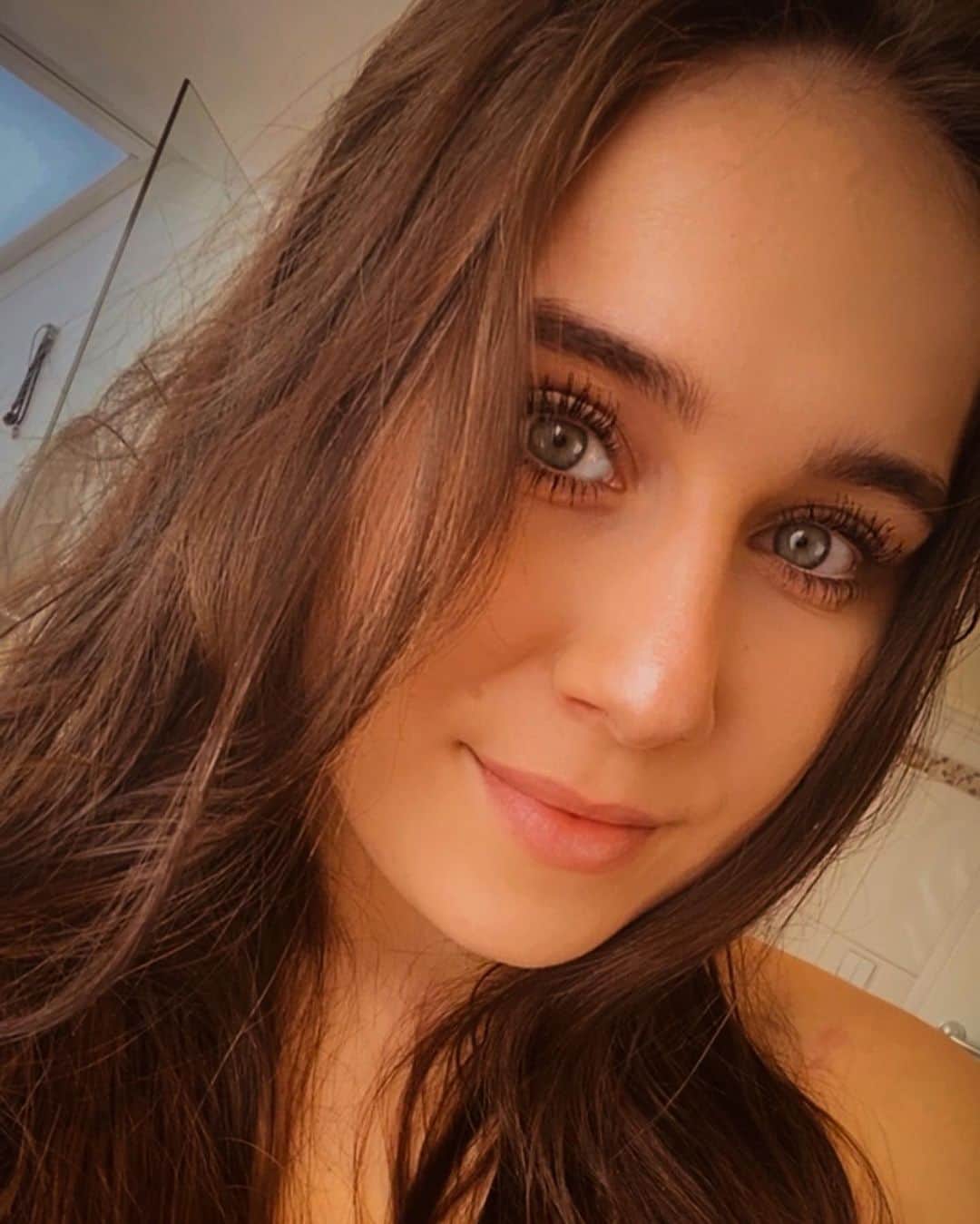 タビア・アルトのインスタグラム：「#selfcare Sunday✨ ~ No matter how hard life gets, never give up! Trust the timing of your life~ #sunday #vibes #trustyourself #selfie」