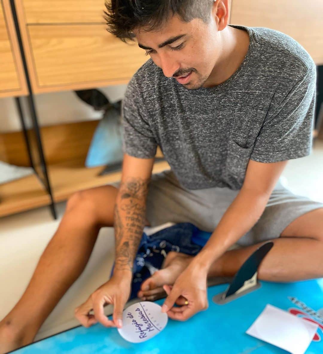 ミグエル・プッポのインスタグラム：「Muito feliz de anunciar minha nova parceria com a pousada  @refugiodemaresias 🙌💙 Obrigado por acreditar no meu trabalho e por apoiar o nosso esporte 🙏 Tamo junto família ✌️ @philippegrego @biiavaz @silviachatjiefstratiou @cees.chatz #vemprorefúgio」