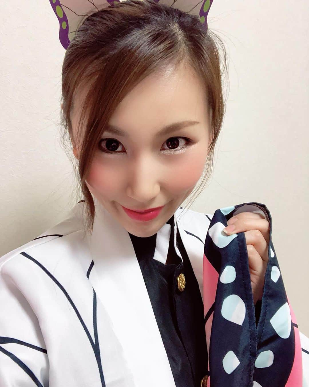 岡村真依のインスタグラム：「しのぶさん🦋🦋🦋  オンラインでいろんなことができるんだなぁ💖💖💖 楽しい夜だった🙈❤️💃❤️  #胡蝶しのぶ #しのぶ #鬼滅の刃 #kimetsunoyaiba #cosplay #オンライン #🦋 #goodnight」