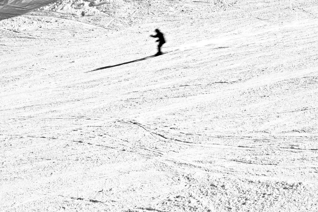 ナショナルジオグラフィックさんのインスタグラム写真 - (ナショナルジオグラフィックInstagram)「Photo by @erintrieb / A lone skier flies down a blue run (suitable for intermediates) at Park City Mountain in Utah. Despite nationwide closures and travel bans throughout the U.S., most states' ski resorts remain open for the season, with social distancing and face-covering requirements in place. For more stories from around the world follow @erintrieb.」3月1日 2時33分 - natgeo