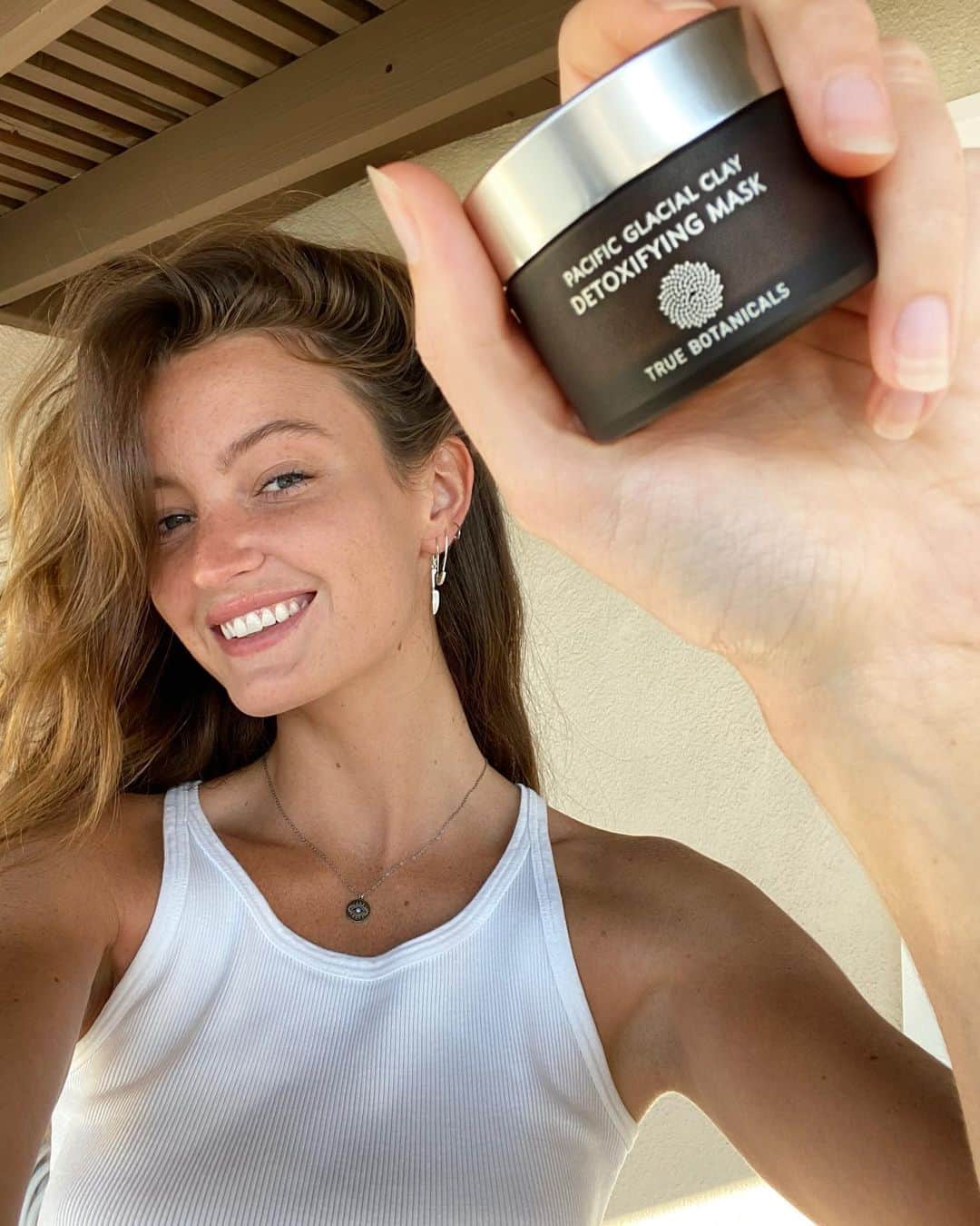 のインスタグラム：「This detoxifying clay mask by @truebotanicals is a game changer 🗿🗿🗿 Get yours with code MEGAN15 for 15% off, guarantee you’ll be 🪝’d ✨」