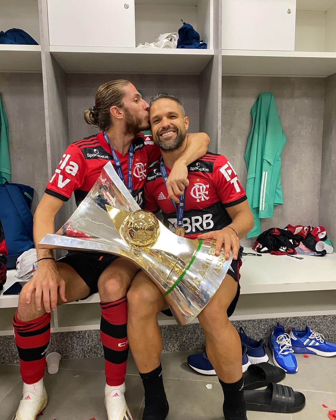 フィリペ・ルイスのインスタグラム：「Amigos verdadeiros se contam nos dedos, mas você é muito mais que um amigo, você é irmão!!! Irmãos , se guardam no coração. Eu te amo meu irmão! Obrigado por tudo! ❤️ feliz aniversário.」