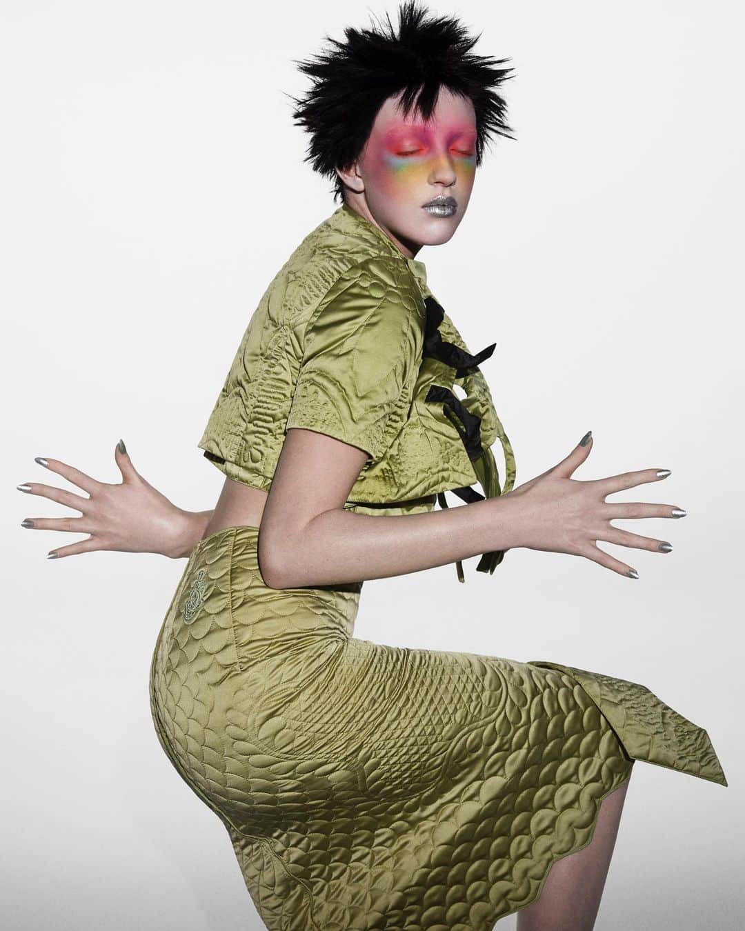 モンクレールのインスタグラム：「Making moves.   In his latest outing for Moncler Genius, designer Jonathan Anderson continues to walk the line between the practical and the abstract. Classic silhouettes take flight, morphed and made anew via the collection's nomadic muse with pieces that speak to the perennial traveller in us all.   Available tomorrow in stores and on moncler.com.   #MONCLERGENIUS  #MONCLERJWANDERSON  @JW_Anderson  @Jonathan.Anderson  CREATIVE DIRECTOR: Jonathan Anderson STYLIST: Benjamin Bruno CASTING: Samuel Ellis Scheinman at DM Casting HAIR STYLIST: Anthony Turner MAKE-UP ARTIST: Hiromi Ueda MANICURIST: Pebbles Aikens PRODUCTION: Holmes Production」