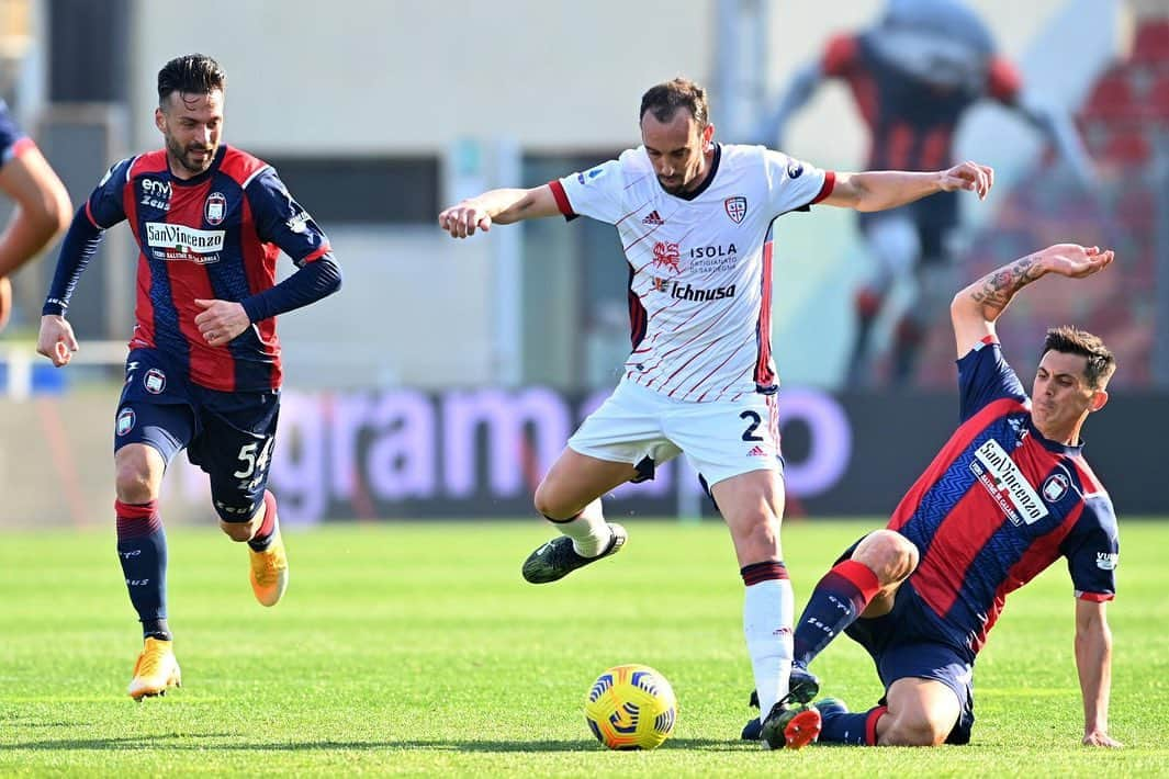 ディエゴ・ゴディンさんのインスタグラム写真 - (ディエゴ・ゴディンInstagram)「Vamos equipo!!! Andiamo squadra!! Forza!!! #ForzaCasteddu 🔴🔵」3月1日 2時38分 - diegogodin