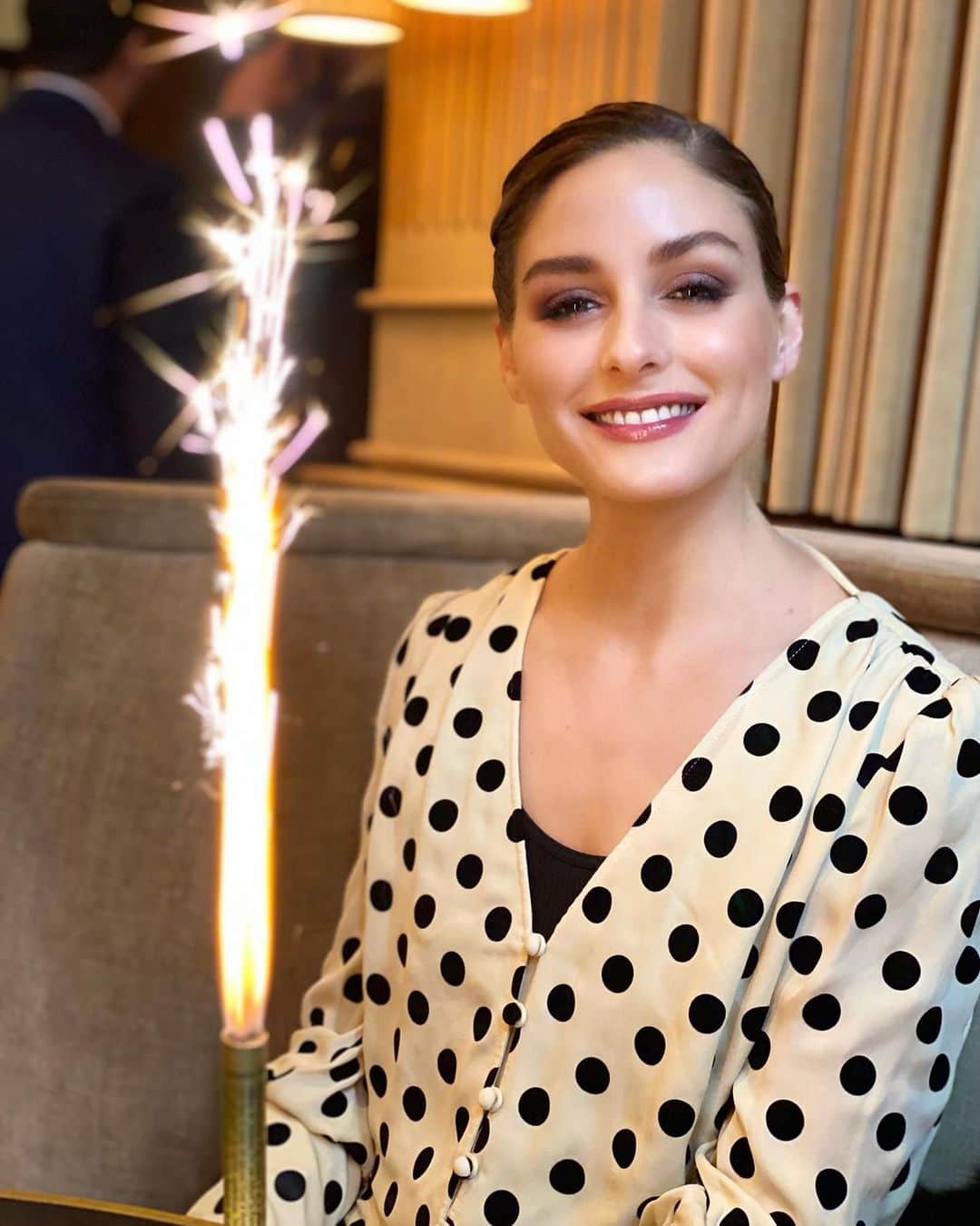 オリヴィア・パレルモのインスタグラム：「Thank you everyone near and far for all of the birthday wishes! 🥳🎉🎈🎂🎁 This birthday may look a bit different but still feeling the love regardless 💗 #happybirthdaytome」