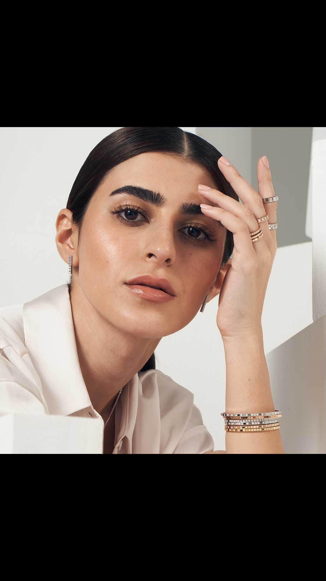 のインスタグラム：「Stack away with the #ChopardIceCube bangles. Available in nine versions for an abundance of combinations.  #ChopardEthicalGold  Cc @dimasheikhly」