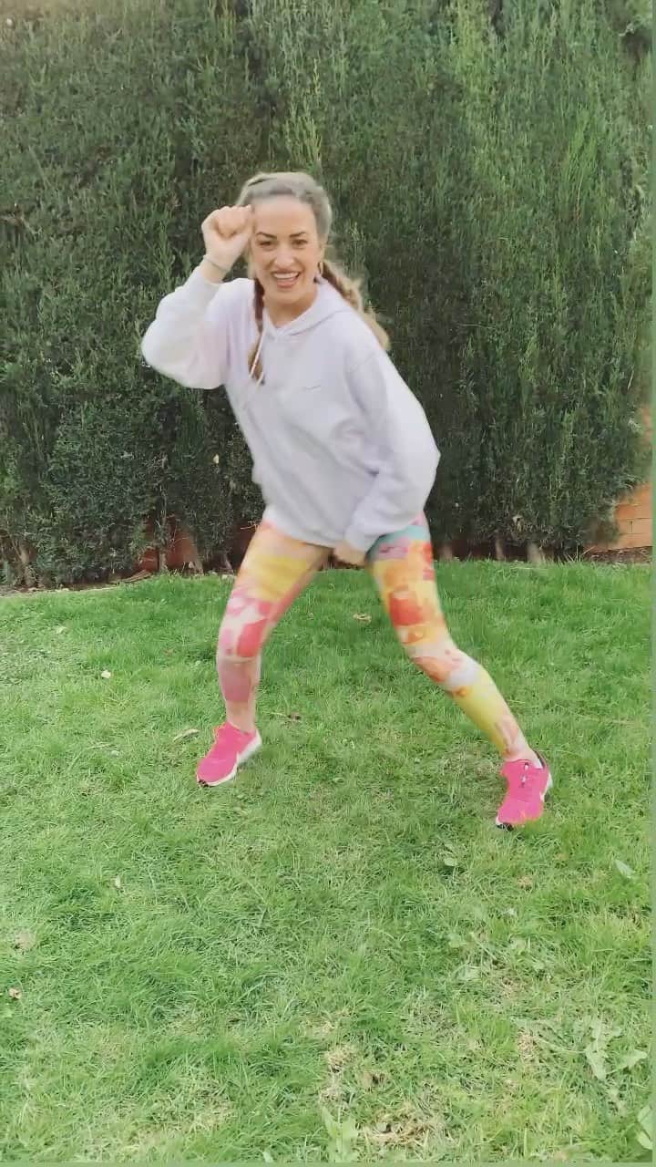 ジェマ・マリンのインスタグラム：「Tell me with emojis How you weekend was!!! 😜   Mine 👩‍👧‍👧🧩🏖🍦🎨🎬🧹🧘🏼‍♀️  Dime con emojis como ha sido tu finde!!! jajaja 😜  El mío 👩‍👧‍👧🧩🏖🍦🎨🎬🧹🧘🏼‍♀️  #danceandenjoy #justdance #zumbaclasses #zumba #dancingzumba #abailar #enjoylife」