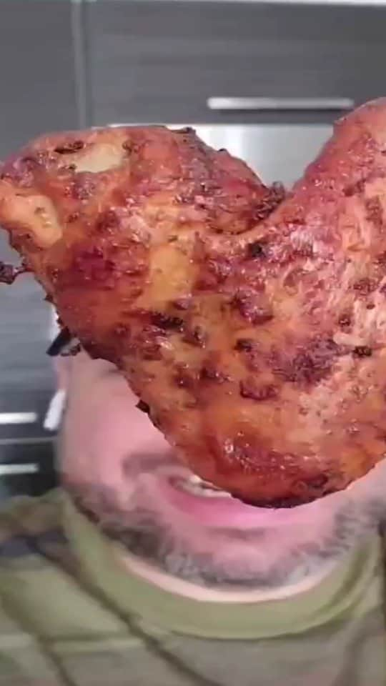 Cesar Gonzalez Cocineroのインスタグラム：「Dónde están los amantes de las ALITAS?  NUEVA RECETA 🚨 Las mejores Alitas de Pollo al Grill garantizado! En tan solo 30min vas a tener las mejores alitas del mundo, si no tienes grill no te preocupes, las puedes cocinar al horno.   Para el adobo: Sal, Pimienta recién molida, Paprika ahumada o Pimentón ahumado, Jengibre. Todo en partes iguales, mezclamos bien y adobar las alitas de manera uniforme.  En mis historias @cesarcocinero les deje la receta de las Alitas en salsa BBQ, está demasiado fácil.  Llevamos al grill con calor indirecto para evitar que se quemen, a 300°F / 150°C por unos 30min o hasta que al pinchar con un cuchillo salga líquido transparente, esta es la única prueba para saber si el Pollo está bien cocido, si salen sus jugos opacos, le falta cocción.  Les garantizo que les va encantar, en horno seria ajustar temperatura a 350°F/175°C por 25min.  Les gusto? Dejame tu comentario.  #pollo #alitasdepollo #receta #recetas #recetafacil #recetasfaciles #recetasfáciles #recetasfacilesyrapidas #cocina #venezuelanfood #comidavenezolana #cocinavenezolana #miami #doral」