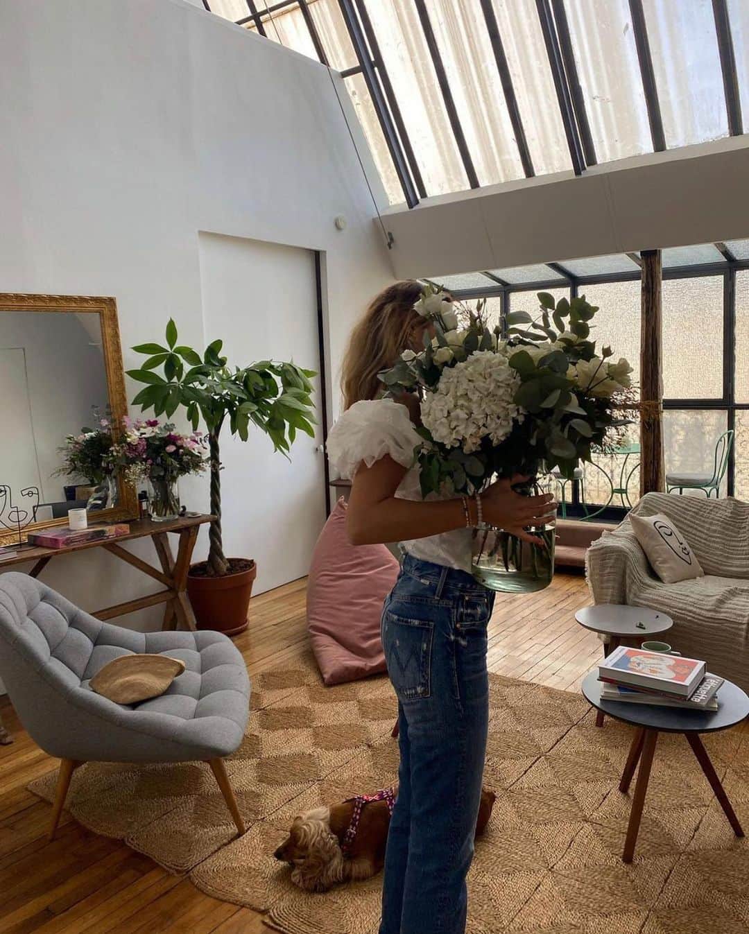 motherdenimのインスタグラム：「@chloelecareux Knows How To Sunday 🤍」