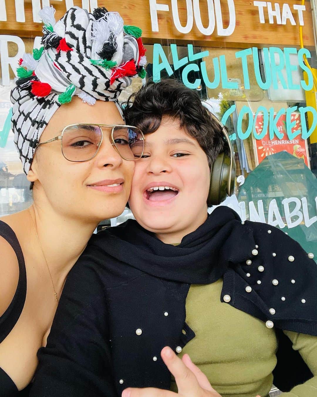 ヤスミン・アル＝マスリーのインスタグラム：「My plus one is the cutest #mama Liam time missed going out to a restaurant.. so thankful I can enjoy the sun with Liam .. happy Sunday beautiful people ❤️ #sundayfunday #happyvibes」