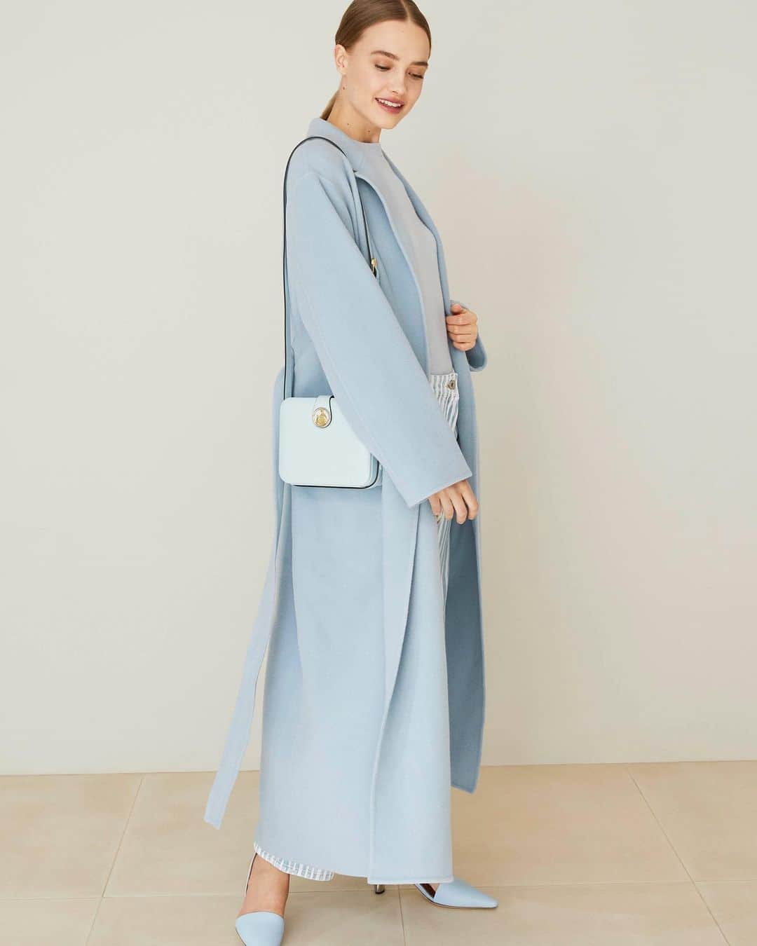 The Outnetのインスタグラム：「Have you ever looked at the sky and thought 'my new style icon'? Us too, and thankfully @therow had just the coat to make that happen 💙  Shop all your favorite Instagram looks, just visit the link in bio」