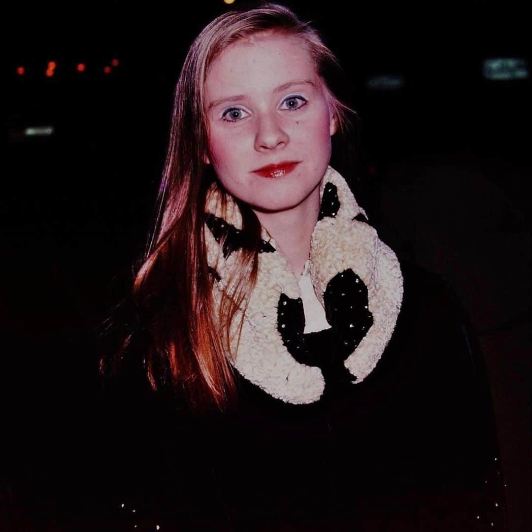 シンシア・ニクソンのインスタグラム：「Thanks @bygonebroadway for posting this of me in 1984 in front of the Plymouth Theatre on the opening night of the Real Thing. A real blast from the past.」