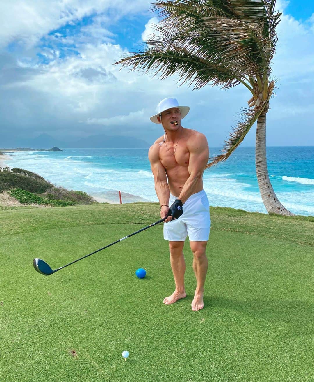 スティーブ・クックのインスタグラム：「You know what they say... “if you can’t beat them .... just take off your shirt and try to look as jacked as possible teeing off”. At least I think that’s how the saying goes」