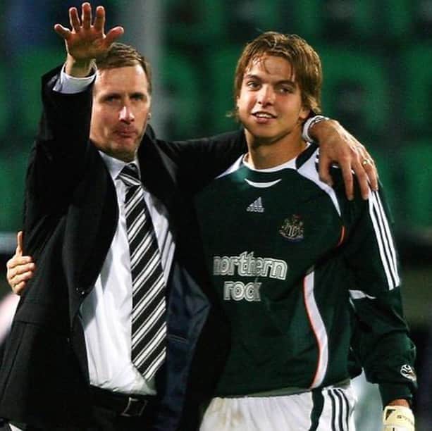 ティム・クルルのインスタグラム：「So sad to hear the news that Glenn Roeder passed away. The man who believed in me and who gave me my @nufc debut 😔 Rest in peace..🙏🏻」