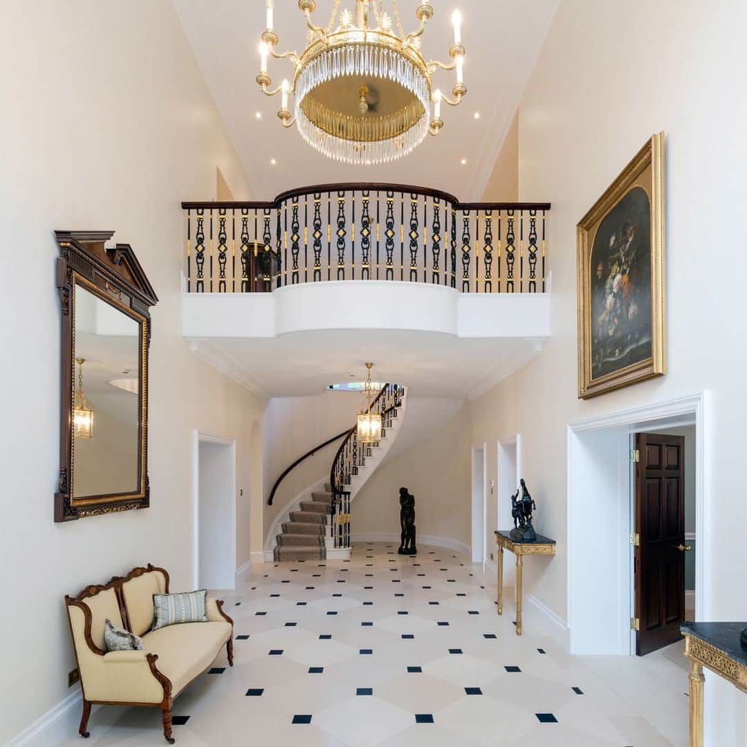 クリスティーズのインスタグラム：「One of the most significant homes on the island of Jersey, this magnificent estate was fully rebuilt in a classical style in 2015, with interior design by Lady Henrietta Spencer Churchill.⠀ .⠀ [ Via @christiesrealestate | Represented by @christieshuntestates ]⠀ .⠀ #houseoftheday #luxurydefined #Christies #ChristiesHomes #Luxury #LuxuryRealEstate #Jersey #ChannelIslands #Architecture #JerseyRealEstate #StHelier #StHelierRealEstate」