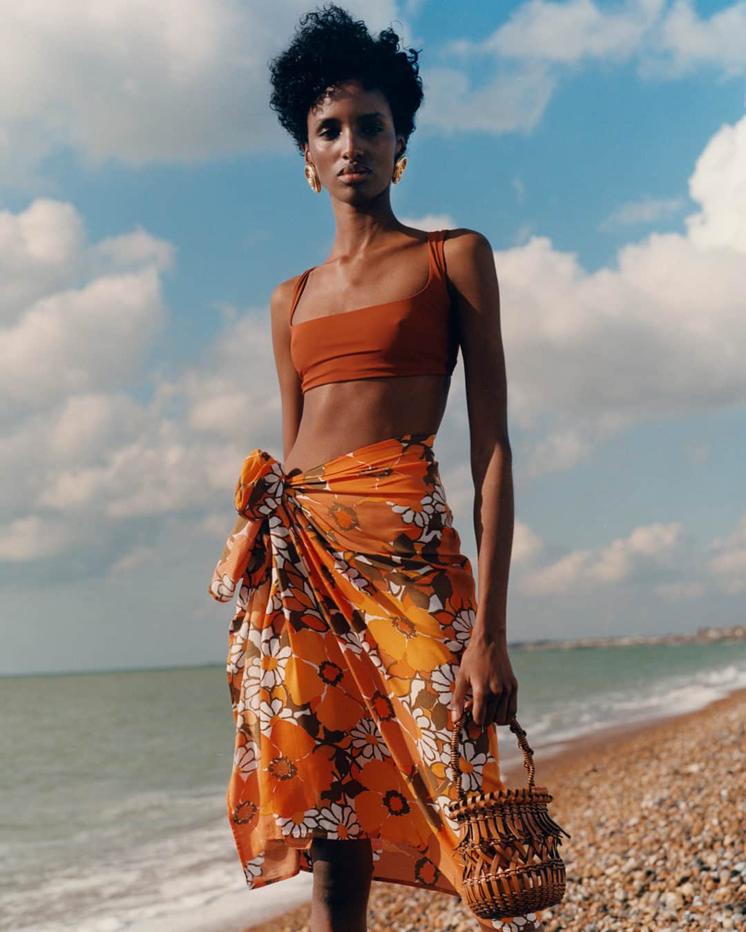 ネッタポルテのインスタグラム：「FEEL BRIGHTER: Look forward to warmer days ahead with these modern pieces made for sunshine ☀️  Tap the link in bio to shop at #NETAPORTER」
