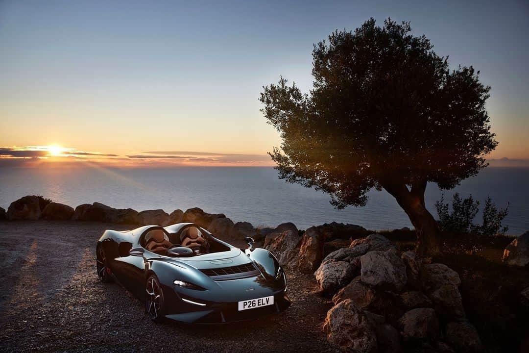 McLaren Automotiveのインスタグラム：「As the sun sets, it compliments and brings to life the Elva's goal to blur all boundaries between the interior and exterior, merging into a stunning whole from every angle.」