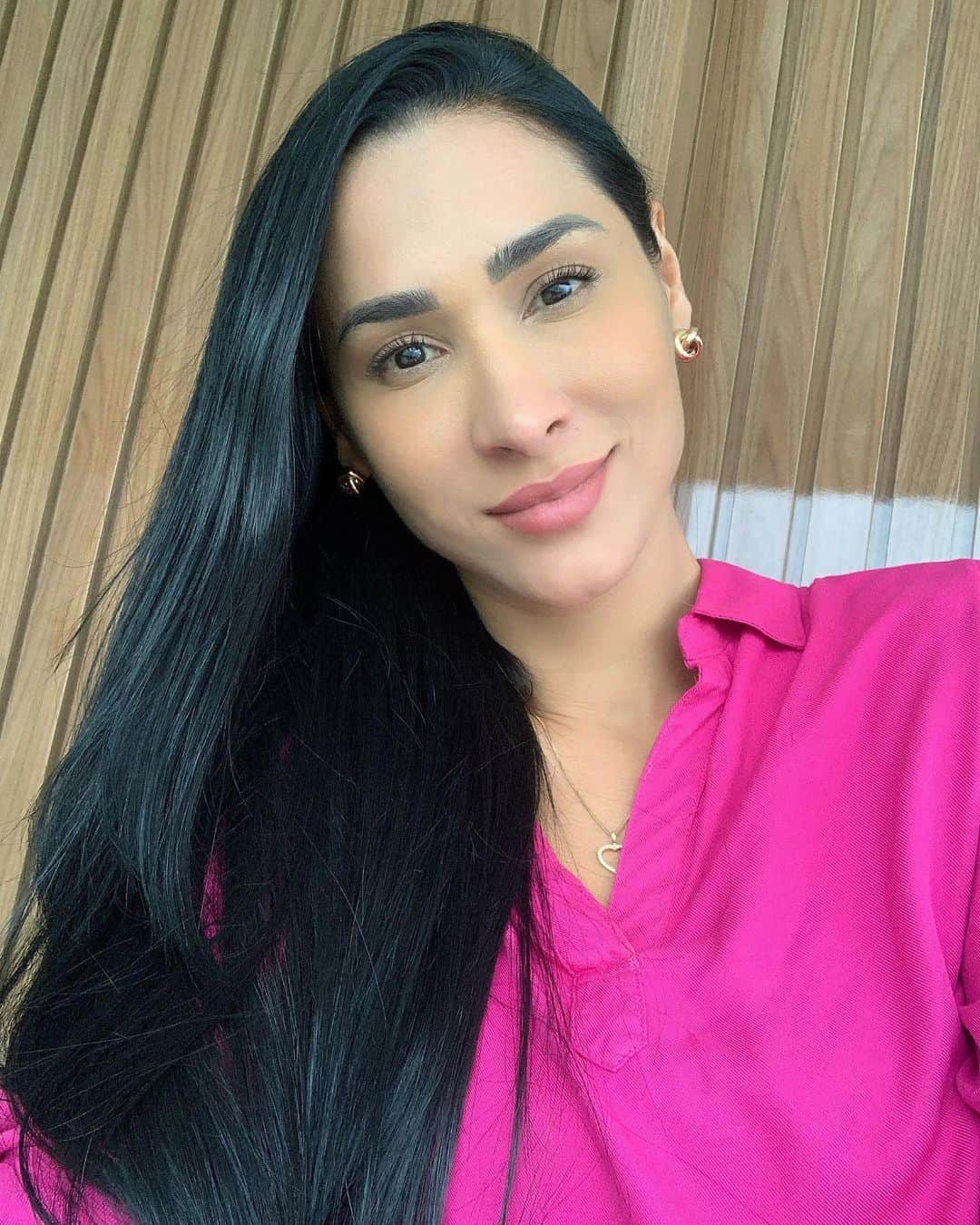 ジャケリネ・カルバリョのインスタグラム：「O meu domingão está sendo em casa bem tranquilinha...e vcs o que estão fazendo?💕  . #domingou #relax」