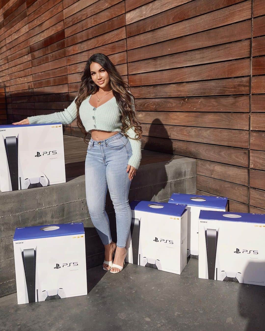 Aylen Aのインスタグラム：「🚨Im giving away 5 PlayStations 5’s to five of my followers, because I love you guys!  To enter👇🏽 . 1. Go to @10x_giveaways . . 2. FOLLOW EVERYONE @10x_giveaways is FOLLOWING. (It takes less than 30 seconds to F0LL0W all the accounts.)  . . I’ll be picking 5 winners! Let’s Go !!  . . . Sweepstakes ad. This sweepstakes is no way sponsored, administered, or associated with Instagram. Winners will be announced 3/7 Full terms and conditions at www.10xgiveaways.com」