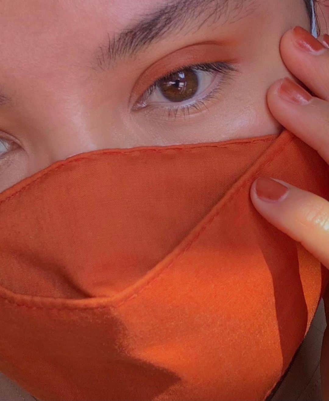 Glossierのインスタグラム：「A 💡 idea! Match your Skywash with your mask. Here’s @gaby_vals leading the way.  Gabriela wears Boy Brown in Brown, Stretch Concealer in G8, and Skywash sheer matte lid tint in Terra ✨」