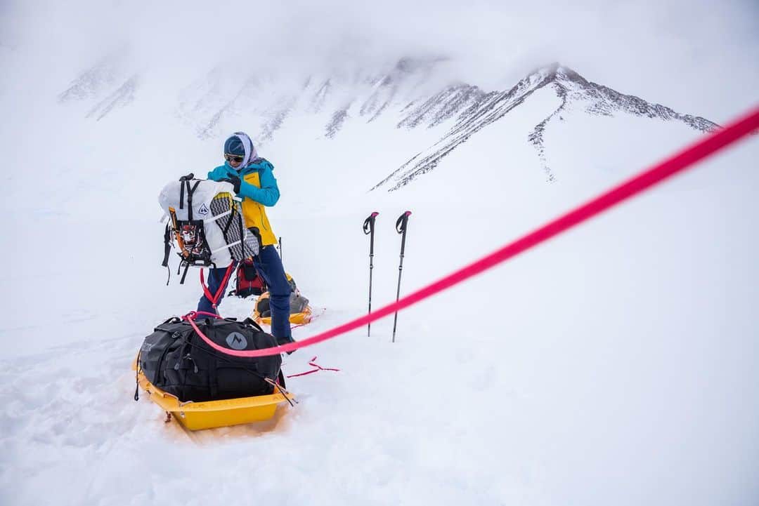 マーモットのインスタグラム：「"Over the next several days we skied 10-14 hours daily, pulling our sleds over sastrugi (think frozen ocean waves), occasionally greeted by loud WHOOMPF-ing noises of the snowpack fracturing under our weight. I skied in silence, while others listened to music to pass the time. The horizon stretched infinitely all around us, the sun never dipping." - Endurance Athlete @roxymtngirl  Click the link in the bio to read the full story!  Photo: @tedhesser  #Marmotvertclub #SevenSummits #MarmotClubBlog」
