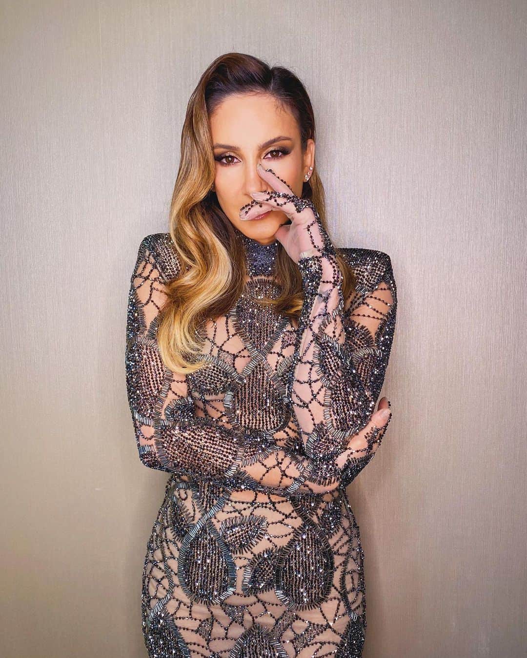 Claudia Leitteのインスタグラム：「daqui a poucoooo tem @thevoicebrasil com uma apresentação especial de #agradece 🌻💛」