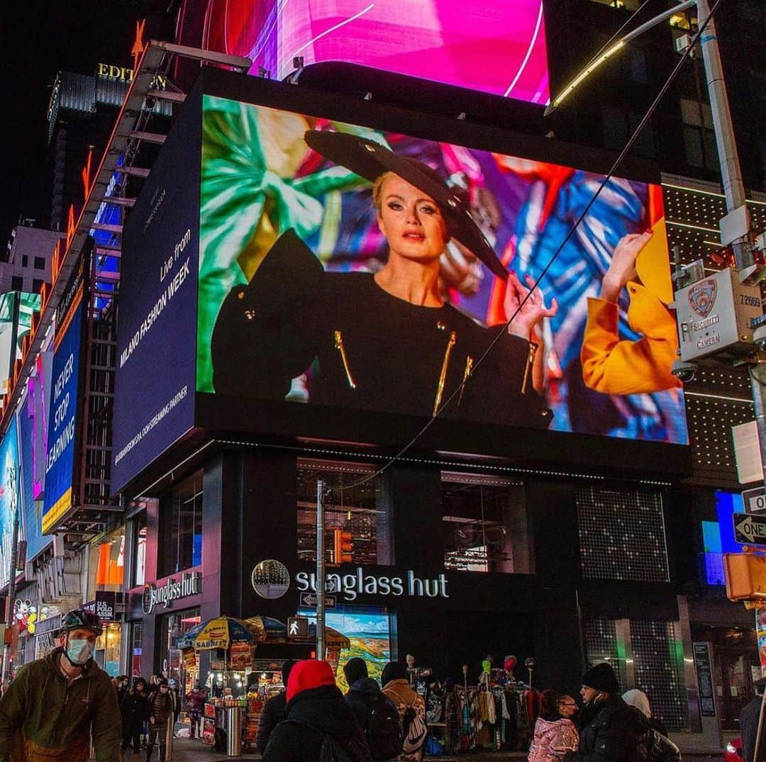 ジェレミー・スコットのインスタグラム：「SO EXCITED THAT “JUNGLE RED” IS BEING SCREENED IN TIMES SQUARE ! LOOK HOW SENSATIONAL @carolynmurphy LOOKS ON THE BIG SCREEN !!! #MOVIESTARGODDESS #MOSCHINOJUNGLERED」