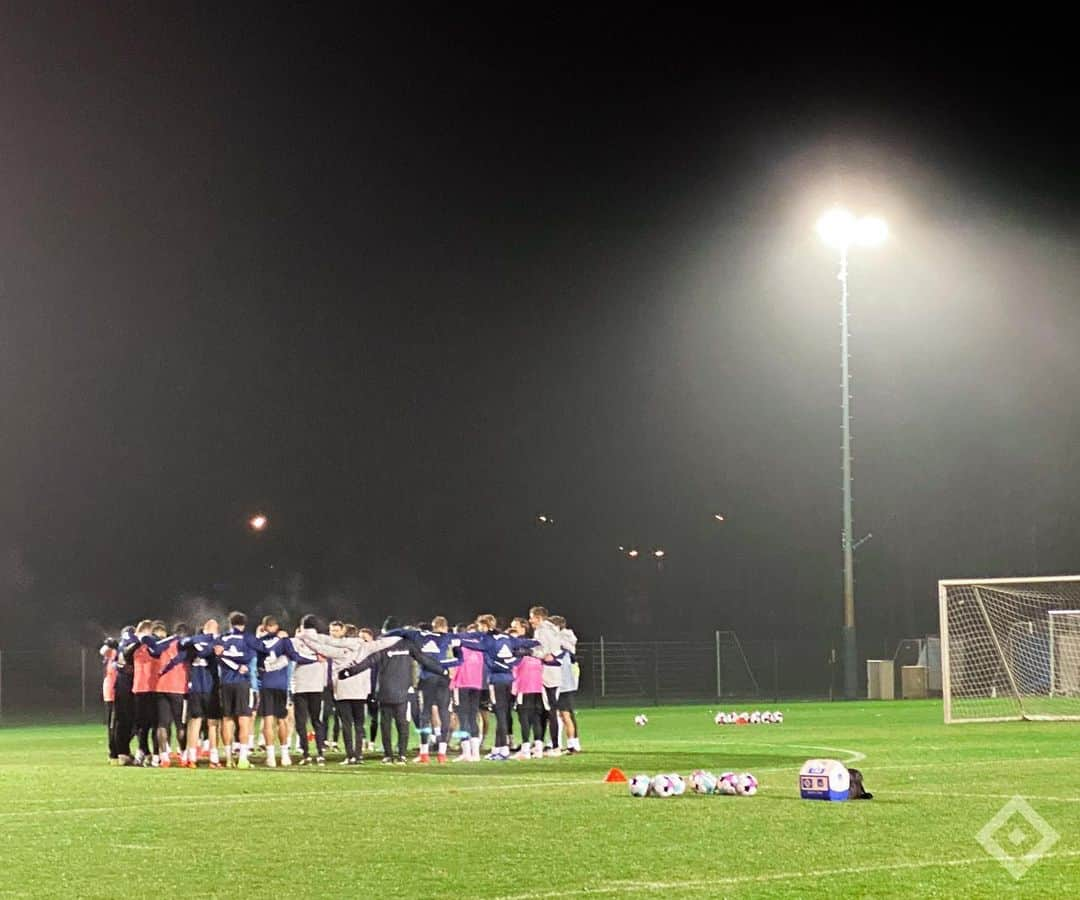 ハンブルガーSVのインスタグラム：「Gemeinsam – mit Hamburg im Rücken 🤜🤛  NUR DER HSV 🔷⚪⚫  #nurderHSV #Stadtderby #mitHamburgimRücken #Gemeinsam #Hamburg #HH」