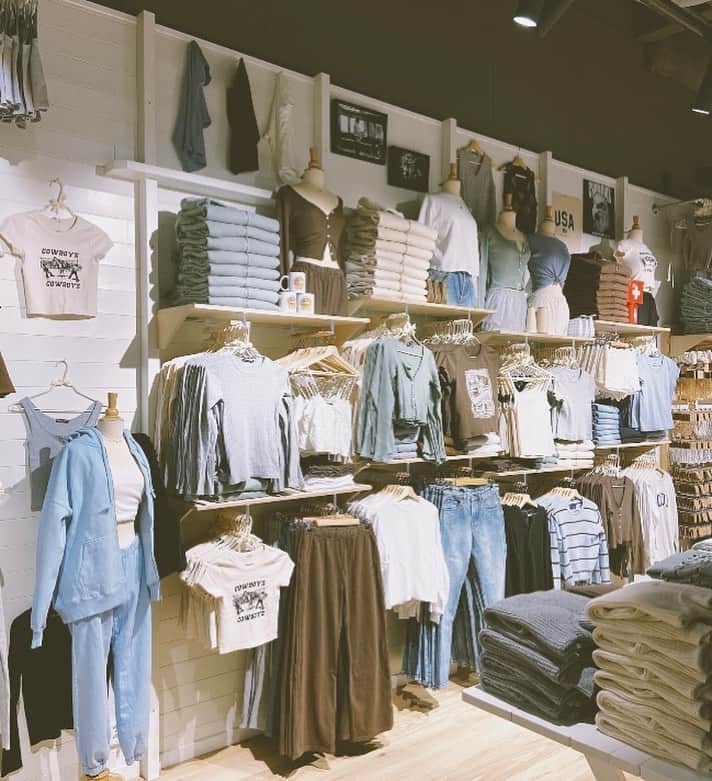 Brandy Melville Europeさんのインスタグラム写真 - (Brandy Melville EuropeInstagram)「Stockholm babes!! 💖 We are opening our brand new store this Monday, March 1st at 12:00 PM! See you at Hamngatan 31 🥳#Stockholm #Sweden #BrandyMelvilleEU #BrandyMelville」3月1日 3時31分 - brandymelvilleeu