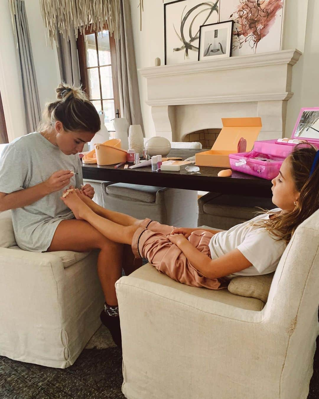 Jessie Jamesさんのインスタグラム写真 - (Jessie JamesInstagram)「Sunday morning with my girl ☕️💅🏼Viv tries to stay as still as possible lol she’s so cute. Also why is she almost as tall as me 😩 the kids call me “little mommy” lol」3月1日 3時45分 - jessiejamesdecker