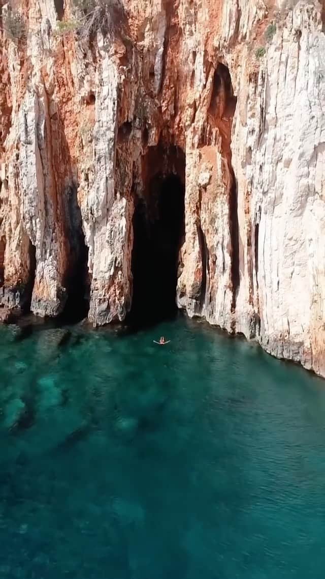 PicLab™ Sayingsのインスタグラム：「A Sunday spent exploring sea caves.. yes please! 🙌 These are the turquoise waters of Hvar, a Croatian Island in the Adreatic Sea. Have you ever been to Croatia?   🎥 @bucketlistbums」