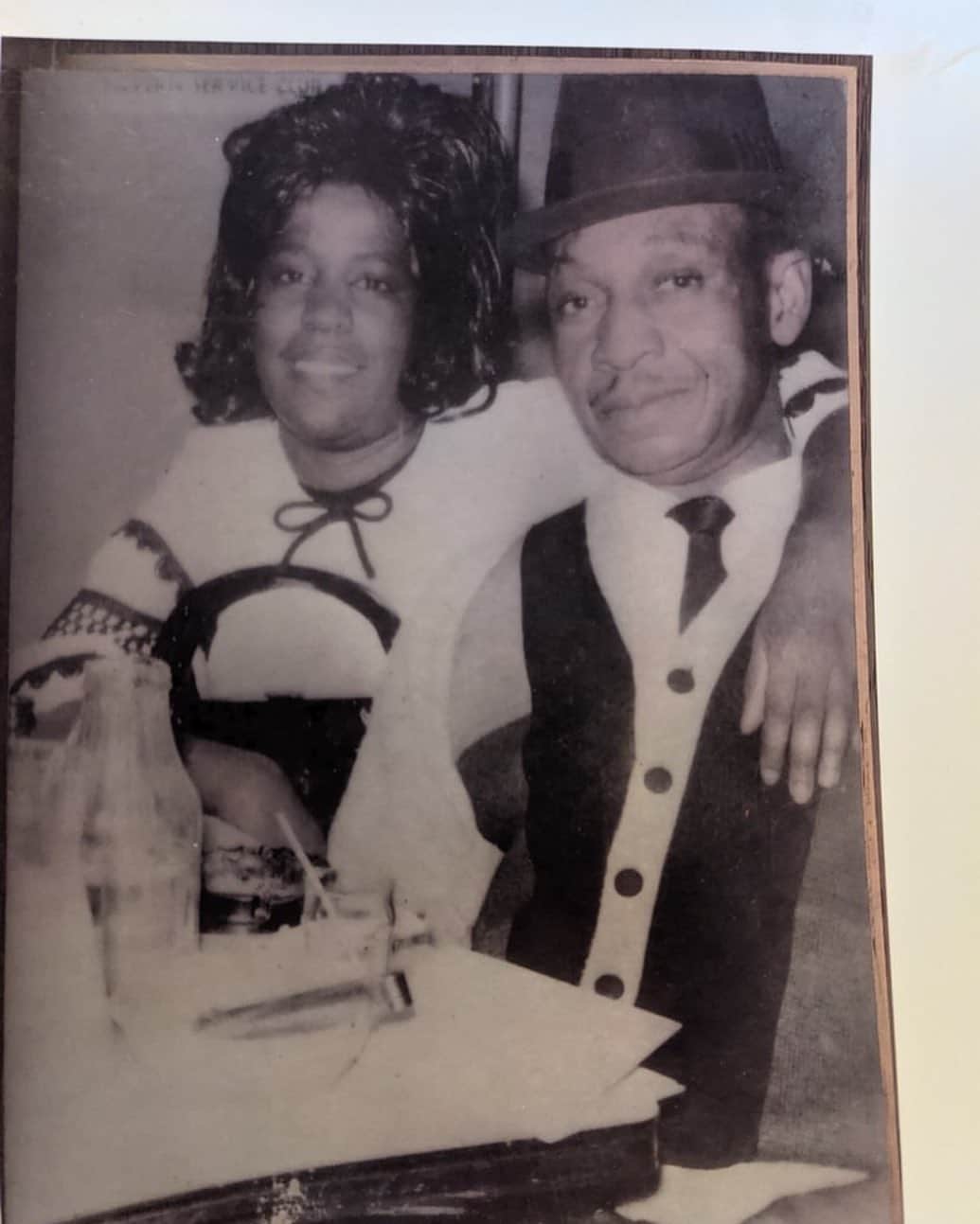 レスリー・ジョーンズのインスタグラム：「My Aunt Rosetta passed Friday! I loved aunt Rosetta she was there when I had to bury my brother Keith. My parents had already passed and she refused to let me be alone! I love her! Rest In Peace my wonderful aunt who was the best cook in the family. Let y’all know she use to run M and Ms on Manchester and main best food in town then! LOVE YOU AUNT ROSETTA!! @sheilaetheg148」