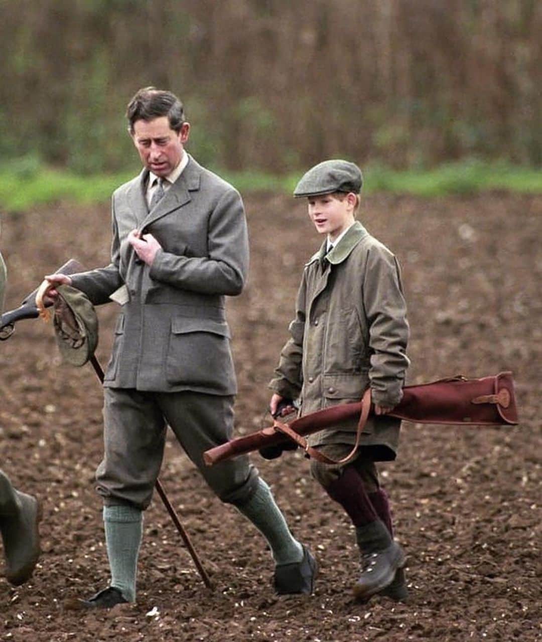 WATCHMANIAのインスタグラム：「The young Prince Harry hunting with Prince Charles, his father.」