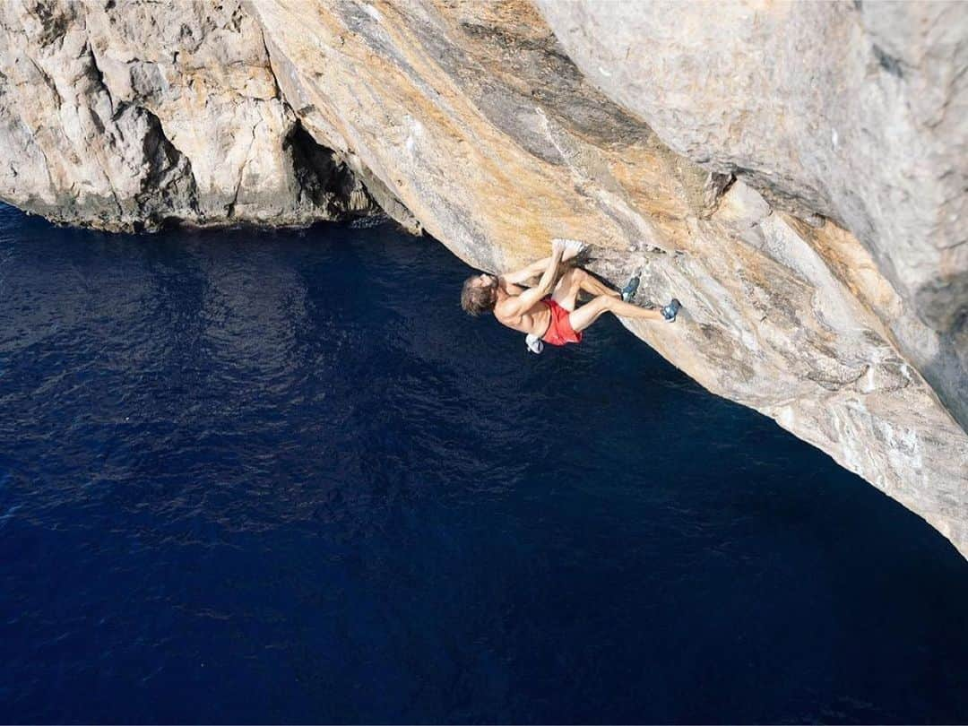 クリス・シャーマさんのインスタグラム写真 - (クリス・シャーマInstagram)「Entering the crux section of Big Fish. Hard to tell in this shot but I’m 20 meters off the water here and the crux dyno is at around 25 meters high. @tenayaclimbing   Repost from @boonespeed • Always pushing,,, @chris_sharma on a deep water solo "Big Fish"  that sure seems like next level to me.  @mikecall and I shot Chris on this last year and it's in "The Artist". Link in bio.」3月1日 3時56分 - chris_sharma