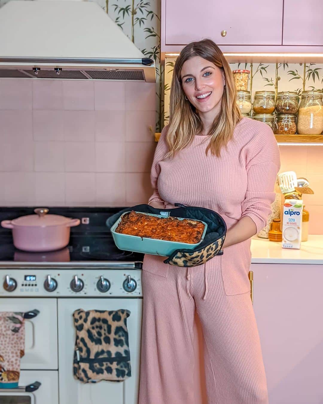 Ashley Jamesさんのインスタグラム写真 - (Ashley JamesInstagram)「AD: as part of my mission to cook quick and healthy meals now I'm a breastfeeding mama, I've found an amazing veggie lasagne recipe I wanted to share. 👩🏼‍🍳 I mean, it's almost dairy-free, I used the @alpro no Sugars Soya to make the cheese sauce... but I just couldn't resist adding the cheese. But it only took me an hour to make including the 45 minutes cooking time, which gave me just enough time to feed Alf so we could enjoy our own dinner in peace. 🤱🏼 This tasted amazing (even Tommy said so), but even better we have so much left in the fridge, so that's our lunches sorted this week! I'd say that's a Sunday well spent. 😌 #goodforyou #PlantPower #veggielasagne」3月1日 4時00分 - ashleylouisejames